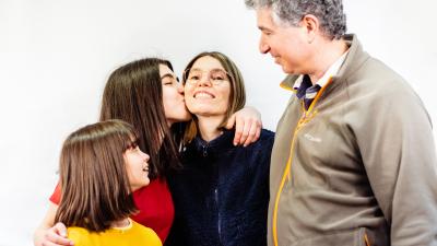 Photo d'une familles avec un père une mère et deux filles 